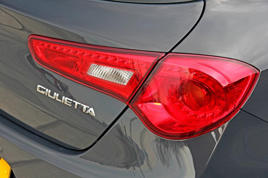 Детали экстерьера Alfa Romeo Giulietta Veloce Pack 2016 года  (фото 4 из 27)
